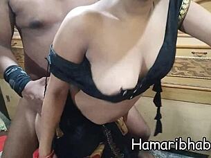 Indische Babe mit dickem Arsch lässt sich in Sari und Bluse auf der Ranch ficken
