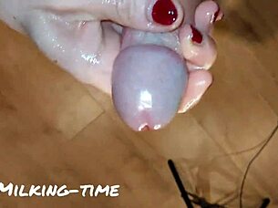 Опитвал ли си да издоиш кура с намазани ръце по време на горещ масаж?