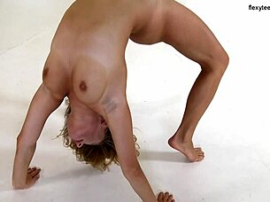 ¡Mira a rubia gorda Aliska Zhiros dominar gimnasia en sofá!