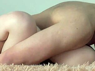 Двойка се развихря на уебкам, чукат жестоко с обръсната путка, която поема всяка капка сперма. Не се сдържат за зрителите.