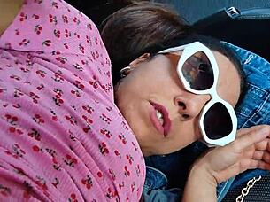 تمتص زب كبير وتُنيك في مركز عام