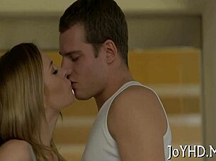 Seksueel opgewonden legale leeftijd tiener 18+ rijdt hardcore met wilde passie