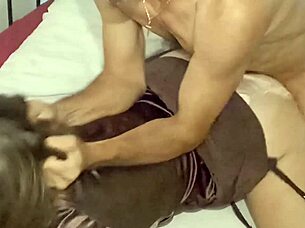 Ντυμένη ξανθιά MILF σε σατέν παίρνει doggystyle και βαθύ λικνισμό κώλου