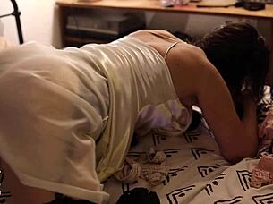 Francuska dziwka w białej satynowej sukience daje lodzika i rimming