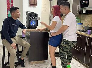 Я позволил девушке друга тереться обо меня, потирая членом о ее жопу пока он смотрел, безумный момент NTR!