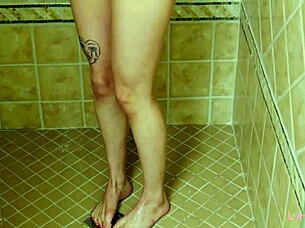 Barbika rjavolaska uživa v sproščujoči prhi po masazi.