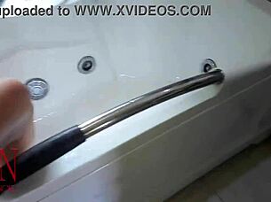 Regina Noir นักเต้นบอลเล่ต์รูปร่างอวบ ถอดเสื้อผ้าและอาบน้ำเปลือยในแจ็กกูซซี่