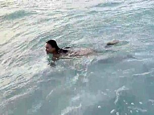 Monika Fox pózuje nahá na veřejné pláži