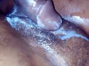 Yo, bu ebony BBW büyük memeleriyle büyük siyah siki derinlere alıyor!