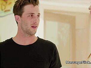 Sessione di Massaggio Oleoso con Masseuse Rossa 18+