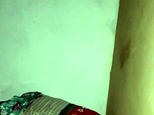 Hubená kočka bere obří chuj v domácím šukání s těsnou kundou a surovou akcí