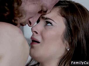 โย่ แม่เลี้ยงล่อลวงพ่อเลี้ยงขณะที่ฉันดูอย่างลับๆ ช็อก!