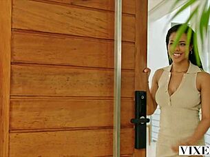 Kira iz Vixna prepričuje s telesom, ponuja globoko grlo, cowgirl in več za sklenitev posla