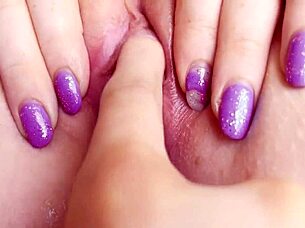 你能承受这个湿润阴道极近特写用一根手指高潮吗？