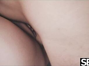 Milenci uväznení v snehu sa jazdia navzájom až k orgazmu vo vášnivej šúchaní.