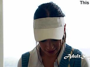 مدربة غولف بلوند ترانس تضرب أبريل أولسن بقوة!