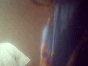 الفتاة السمراء الجنسية تركب قضيباً أسود كبيراً في وضعية كاوبوي