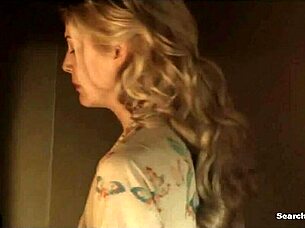 Rosamund Pike dalam adegan topless dari siri 2011