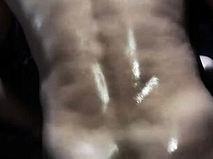 La spogliarellista resta dopo il lavoro per soddisfare i VIP con la bocca e cazzi grossi.