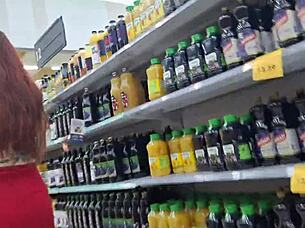 Istri ngeflash memek di pasar ramai tanpa celana dalam