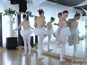 Vänner knullar heta ballerinor i grupp