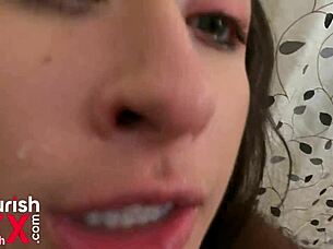 Angeline Red, Figliastra 19 Anni, Si Spoglia e Cavalca il Grosso Cazzo Nero in POV con Schiaffi 😍