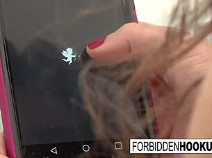 Курьерша сосёт хуй сводному брату, потом её ебут с кончей в лицо.