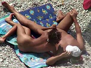 Zusehen, wie eine hinterhältige Brünette einen Beach-Blowjob im Freien gibt