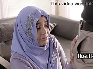 Timida virgină persană încalcă haram-ul pentru futai neprotejat