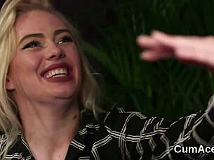 معبودتي الشرسة تحصل على السائل المنوي على وجهها وتبتلعه كله