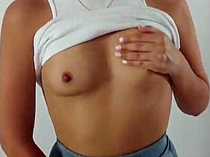 Opatrovateľka sa dotýka môjho tela, píče, zadku, dáva mi fúk a potom ma vymrdá.