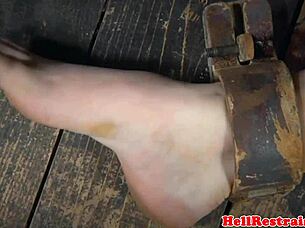 Эй, эта связанная субмиссивка получает жёсткую порку для унижения