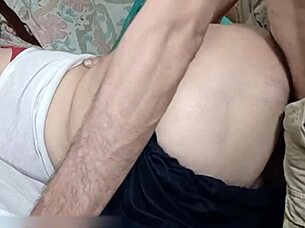 Netu阿姨大屁股被怪物鸡巴狗式猛烈操。她大声呻吟在粗暴印度XXX动作中回荡。