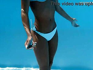 ハンガリーのブロンド細身スターがプールで裸水泳。彼女の小柄な体が輝く！