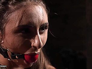 Busty Brünette gefesselt auf Sybian... verdammt, sie liebt es! 😍