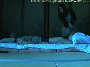 寂しい継母が息子を誘惑して激しい中出しアクション