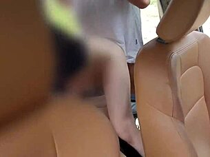 Neuk vrouwelijke vriendin langs de weg