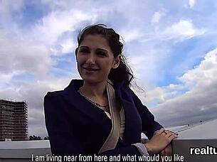 I supermarkedet blir en ung 18+ tsjekkisk jente 18+ fristet og så pundet hardt i POV av en fremmed.