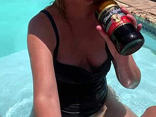 POV Gadis Panas Hisap Batang Tua Di Kolam Renang Resort