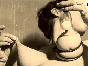 Envie de voir des lesbiennes allaitantes en style vintage ?