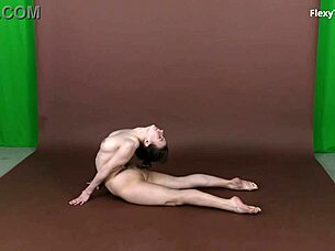 呃，我这个不害羞的灵活少女18+里玛在秀身材！