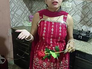 Xxx印度Saara Bhabhi与Devar Ji情人节庆祝，深喉和后入，印地语音频。