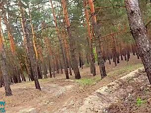 Amateur smeekt om creampie tijdens buiten publieke seks