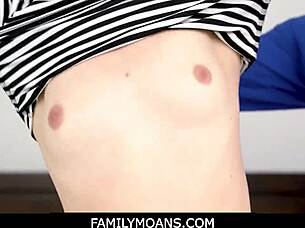 娇小18+金发处女第一次和继父