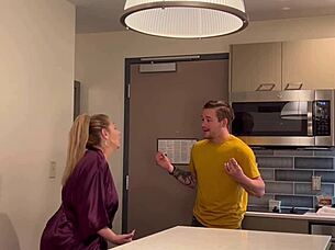 继子Alex Envy追踪后妈Danni Jones，进行狂野的牛仔女郎骑乘。他会不惜一切代价把她带回家。