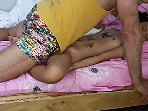 Massiver Squirt nach intensivem Dusch-Missionary mit junger 18+ Schönheit. Hartes Fingering macht sie wild.