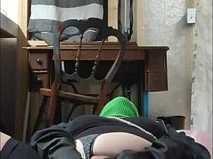 Uma Mulher Esquicha nas Luvas Durante uma Sessão