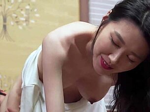 Koreanka z wielkimi cyckami gorąca scena seksu w filmie jeździ kowbojem! 🔥