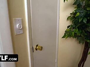 अरे, देखो कर्वी ब्लॉन्ड स्टेपमॉम स्ट्रिप करती है और जोर से राइड लेती है