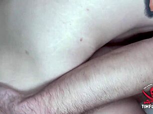 Grov bareback creampie med monster pik